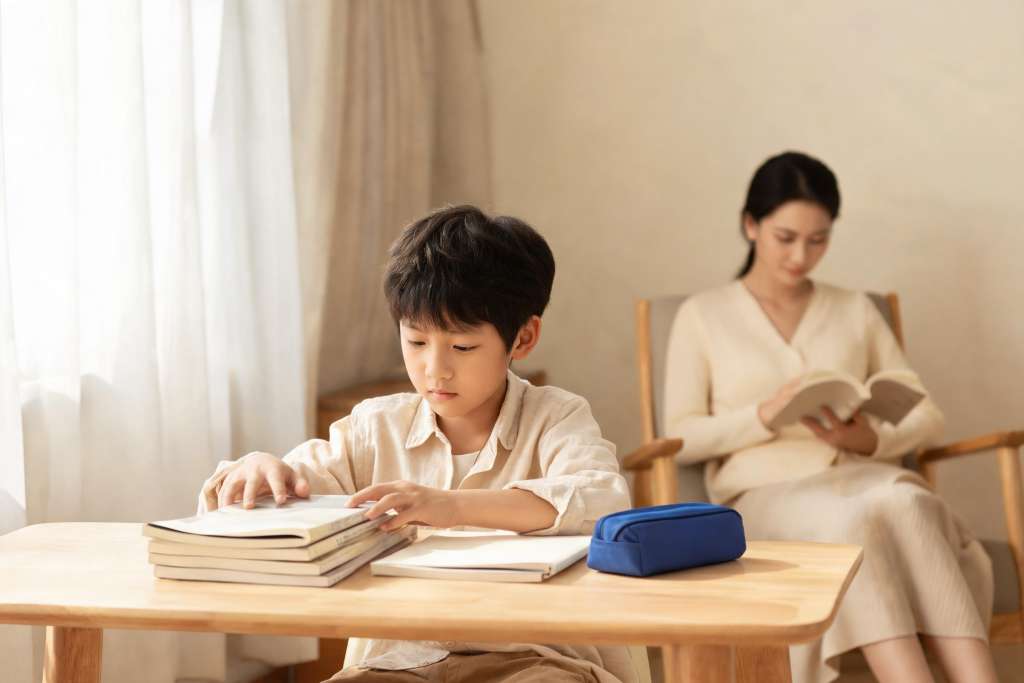 AI 生成示意：孩子自主安排书本与学习用具