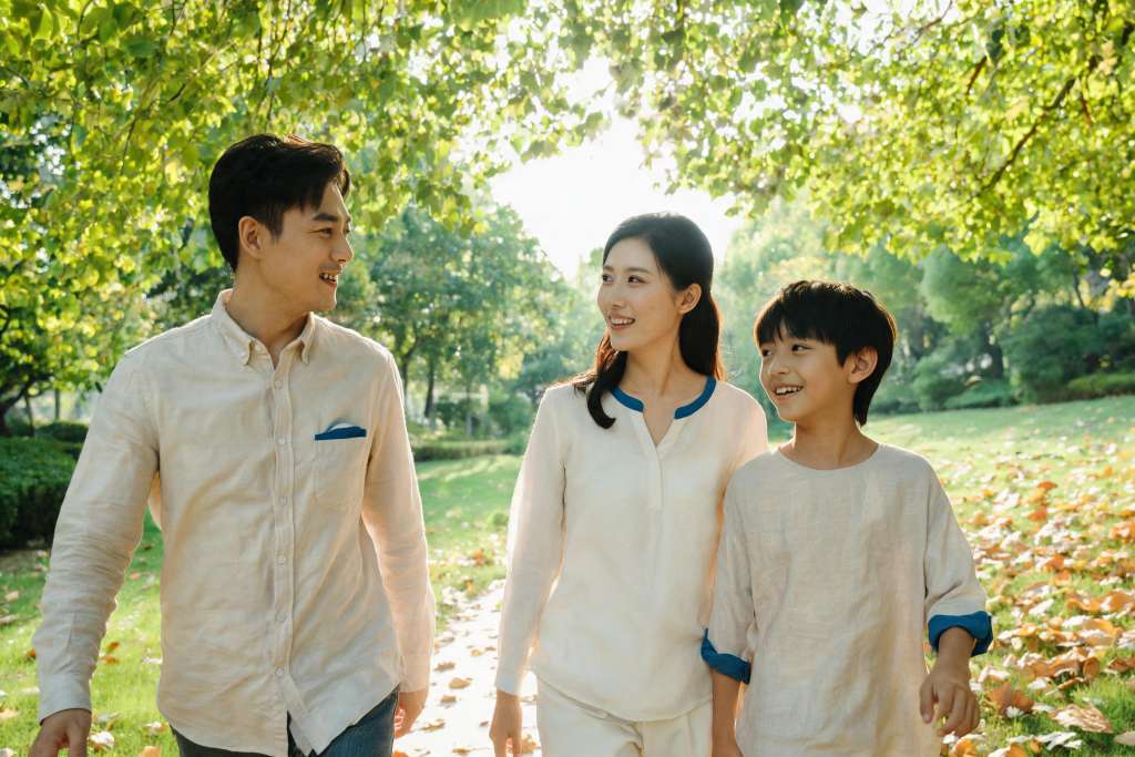 AI 生成示意：一家人在公园步道上自然交流